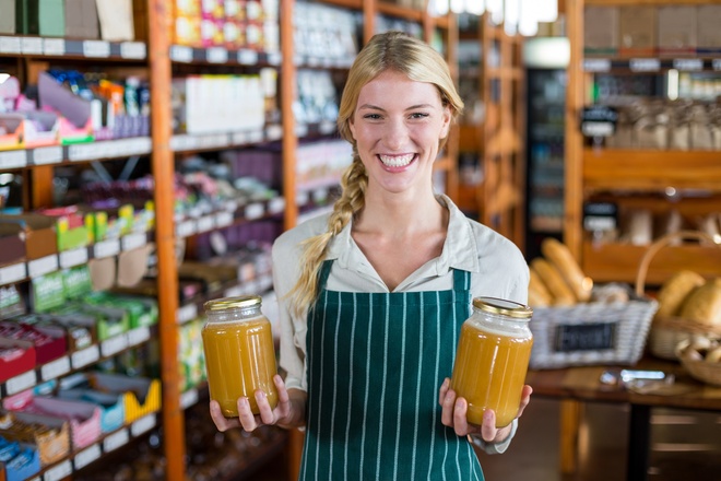 Commerçante avec des pots en verre