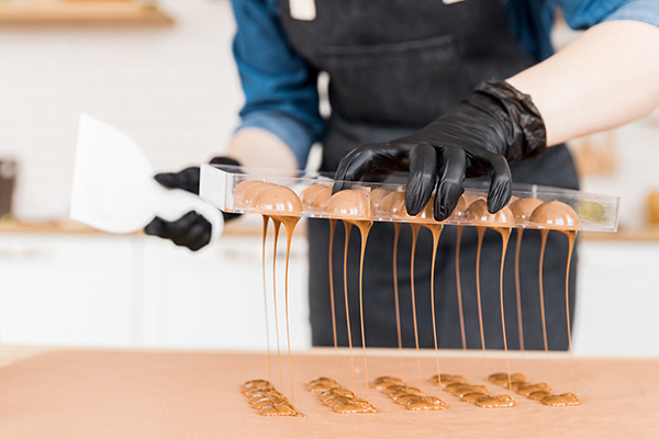 Réalisation de domes en chocolat avec un moule