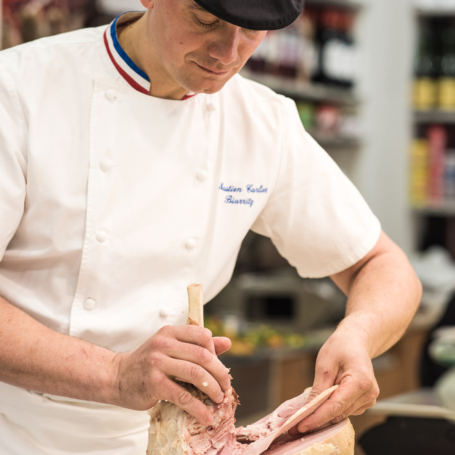 Découpe d'une tranche de jambon par un MOF