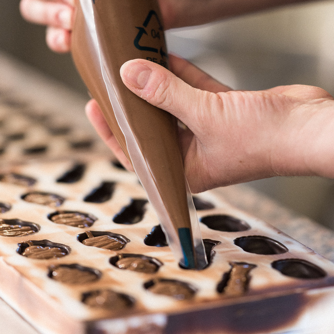 Remplissage de moules à chocolat