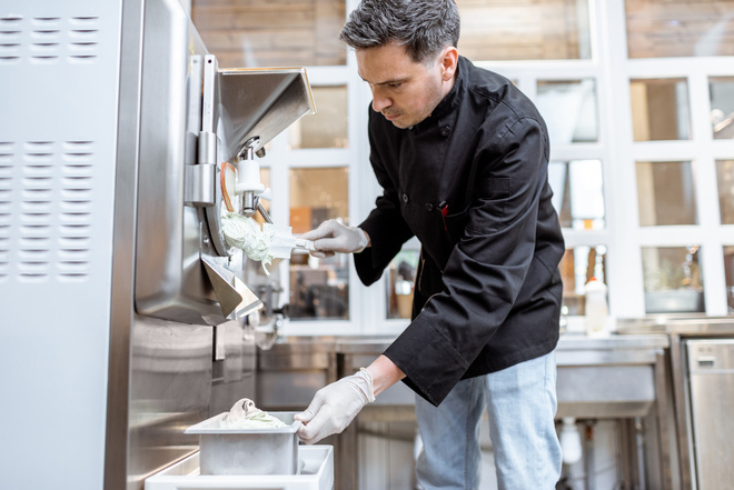 Fabrication de glace artisanale par un glacier