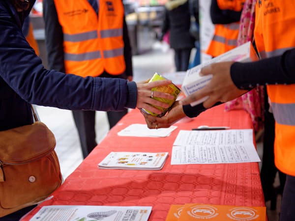 Distribution alimentaire par les gilets orange