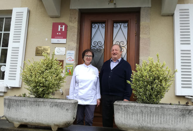 Doris Coppenrath et son mari devant l’Auberge de Saint-Julien-aux-Bois (Corrèze)