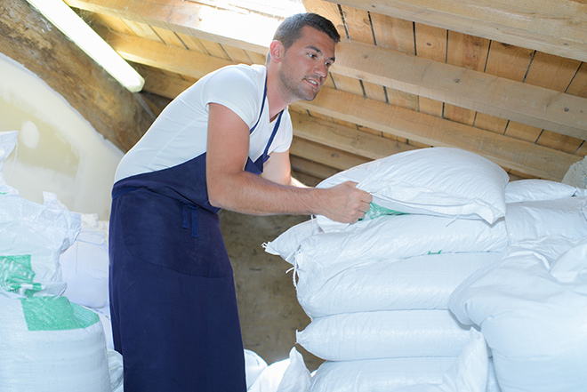 Boulanger porte sacs de farine