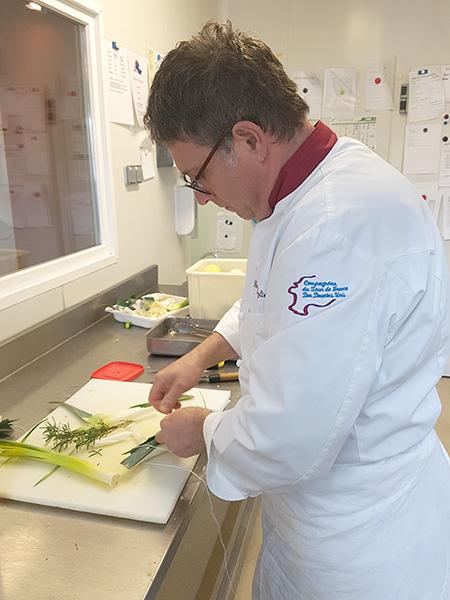 Ennio Foglieni en train de préparer un bouquet aromatique