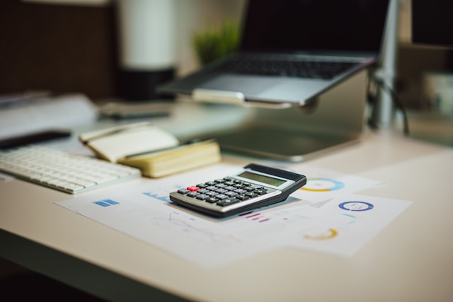 Calculatrice sur un bureau