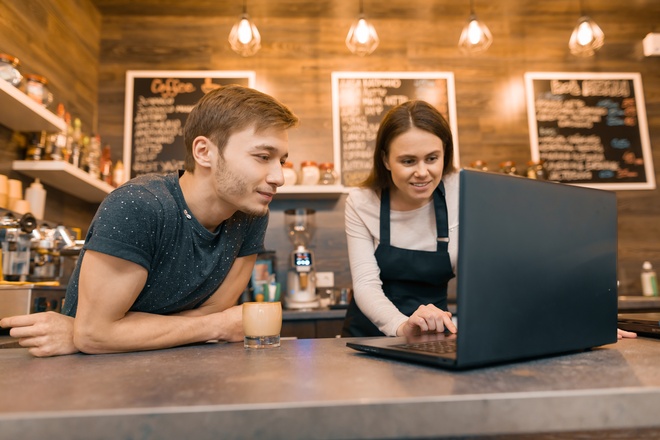 Restaurateurs sur leur ordinateur