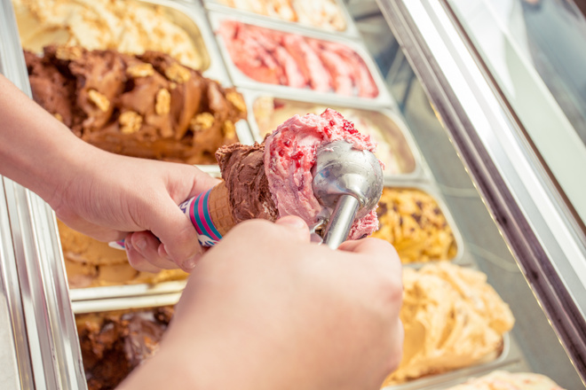 Glacier prépare un cone avec plusieurs parfums