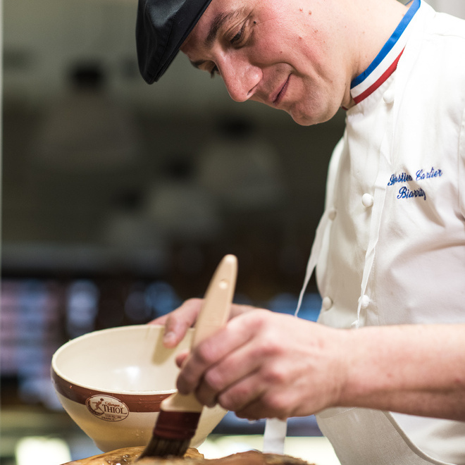 Glacage d'un pâté par un charcutier