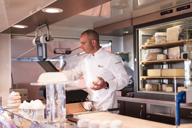 Pesage et emballage de petits fromages