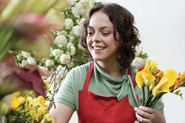 Fleuriste tenant un bouquet