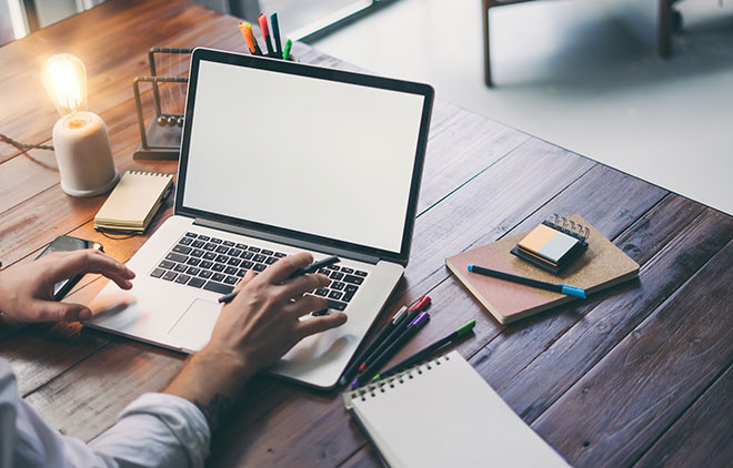 Ordinateur type macbook ouvert sur un bureau