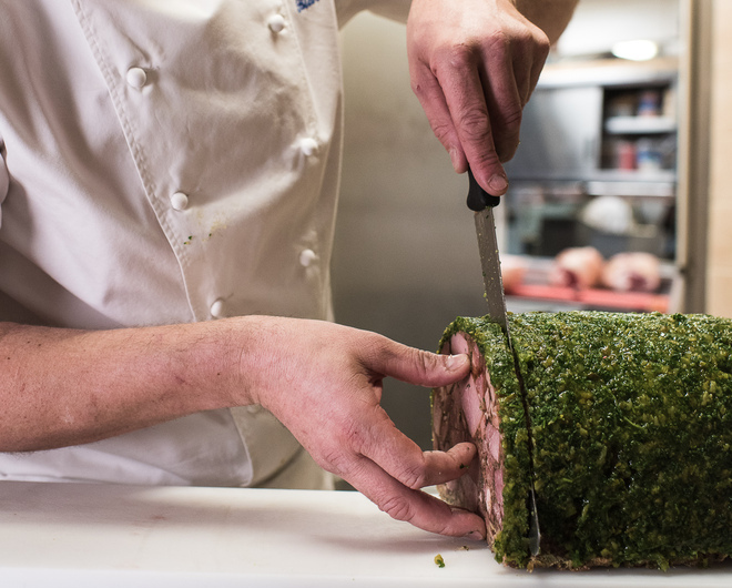 Gros plan sur la découpe d'un pâté