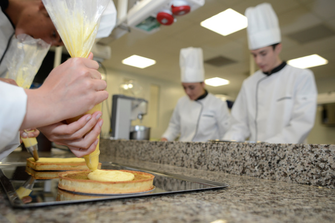 Dressage d'une tarte citron avec poche à douille