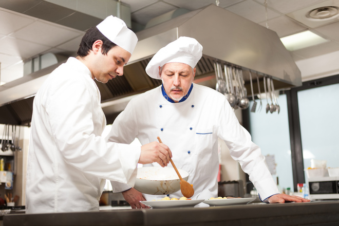 Élève en formation cuisine pour adulte dresse une assiette