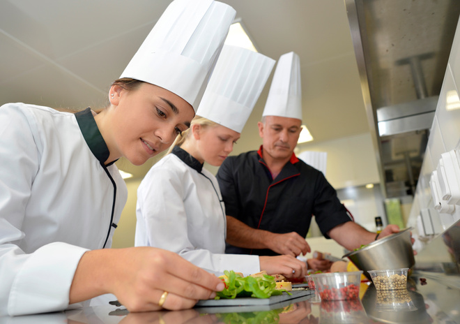 Élèves en cours de formation traiteur