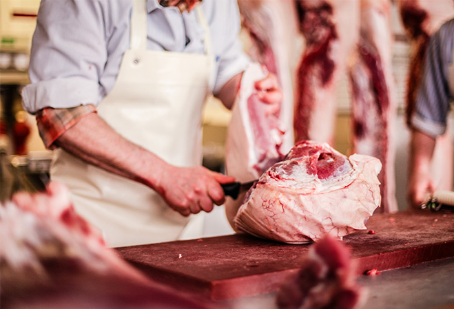 Découpe d'une carcasse de viande halal