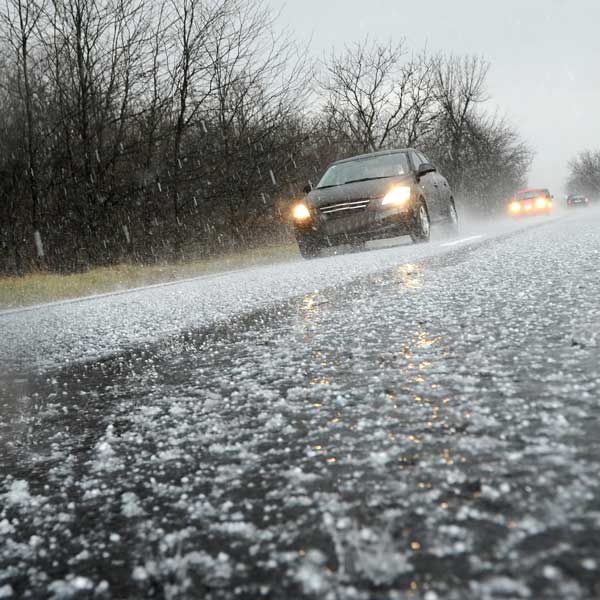 Fortes pluies sur une route empruntée par des voitures