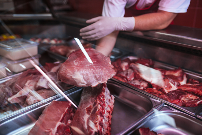 Gros plan sur une pièce de viande dans une vitrine de boucher