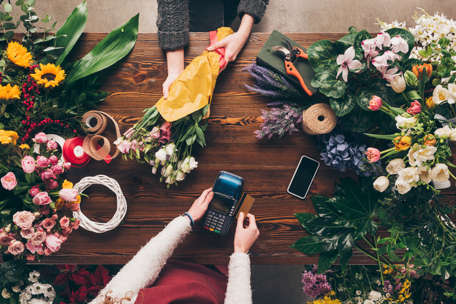 Cliente achète un bouquet de fleurs par carte bancaire