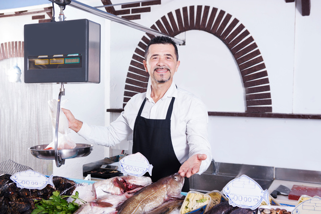 Poissonnier pèse une commande