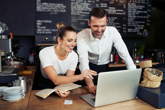 Restaurateurs sur leur ordinateur