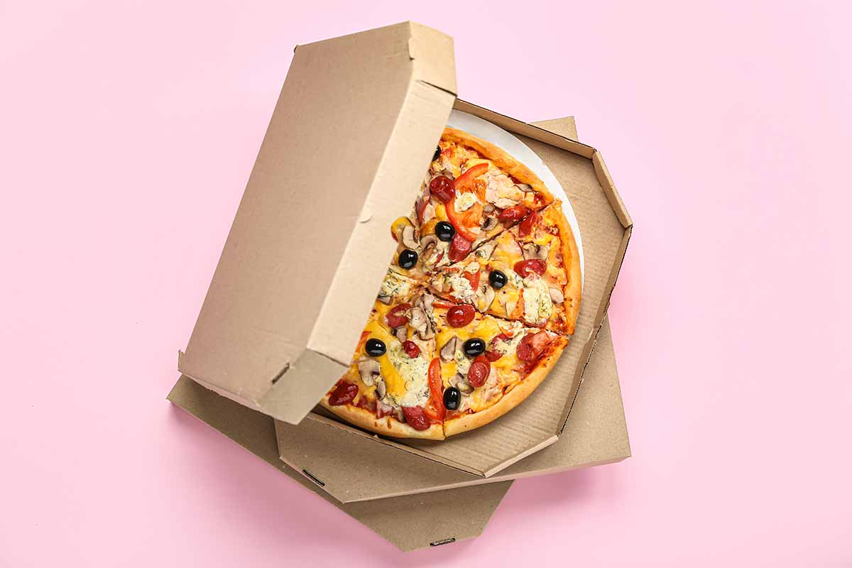 Pizza dans une boîte à emporter