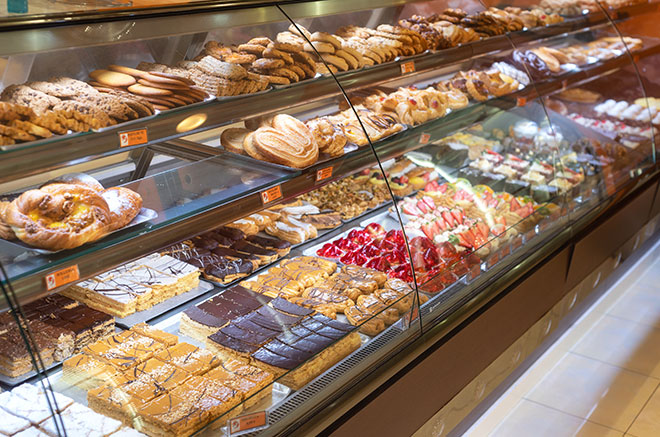 Vitrine réfrigérée d'une boulangerie-pâtisserie