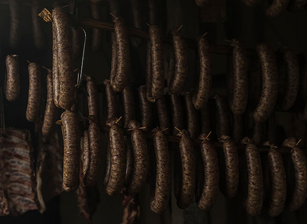 Saucisses dans un fumoir à viande