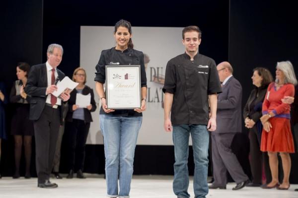 Hasnaâ Ferreira recevant l'Award de chocolatière de l'année 2016 au Salon du Chocolat