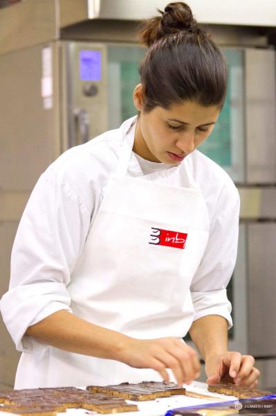 Hasnaâ Ferreira en stage chez Serge Granger entrain de préparer des bonbons au chocolat