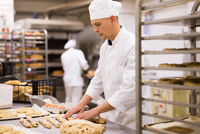 Pâtissier entrain de préparer des viennoiseries