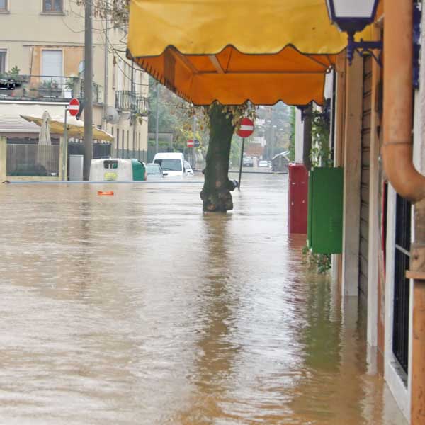 Rue d'un village fortement inondée