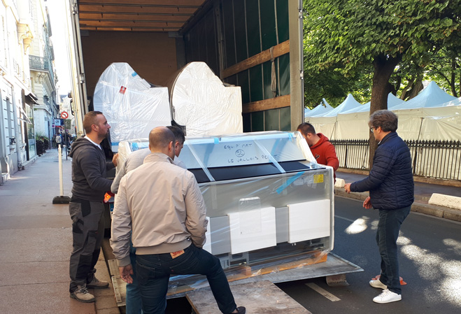 La société EquipMat livre et installe des vitrines réfrigérées sur le marché de Levallois-Perret