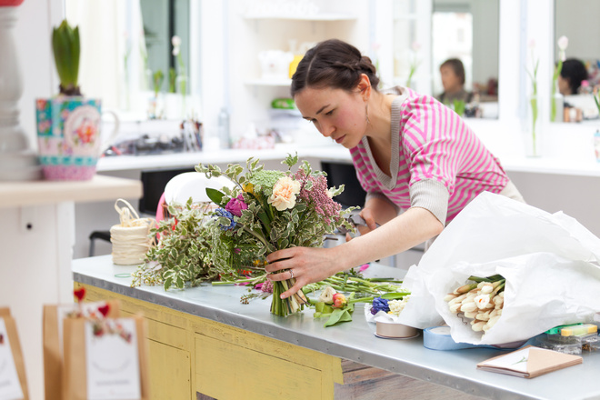 Fleuriste entrain de réaliser un bouquet