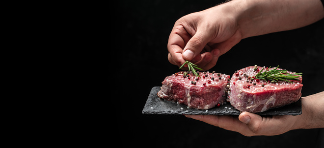 Pièces de viande dressées élégamment sur une ardoise