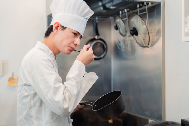 Chef qui goûte une préparation