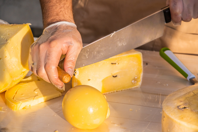 Fromager découpe fromages