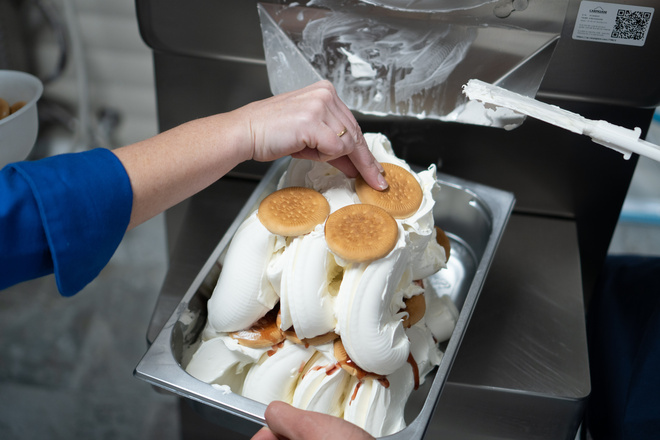 Glace artisanale avec des biscuits