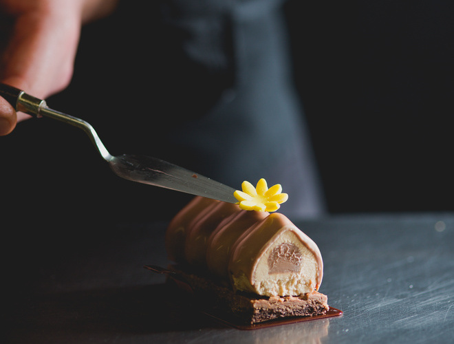 Dressage d'un gâteau par un MAF pâtissier