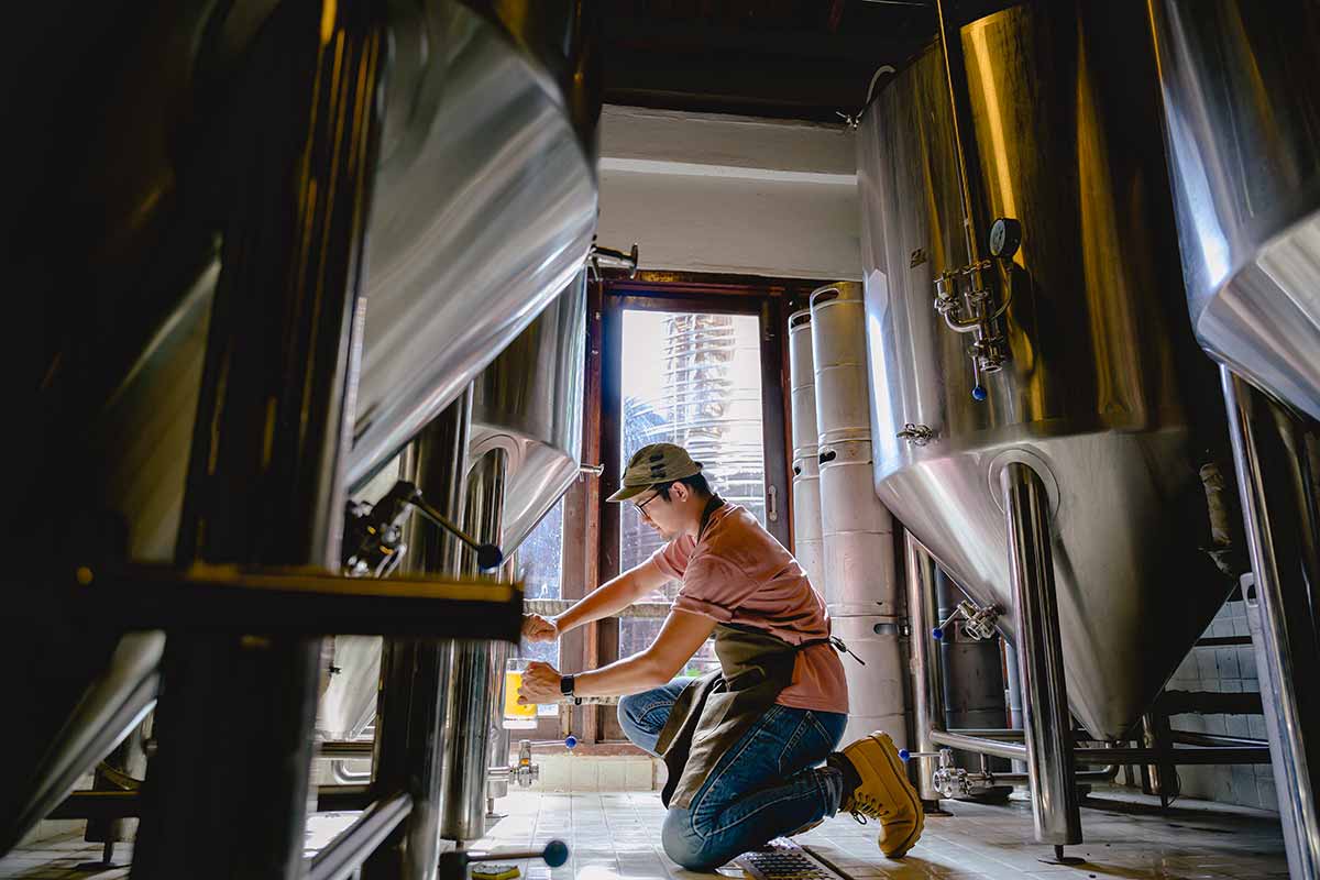 Brasseur goûte sa bière à la cuve