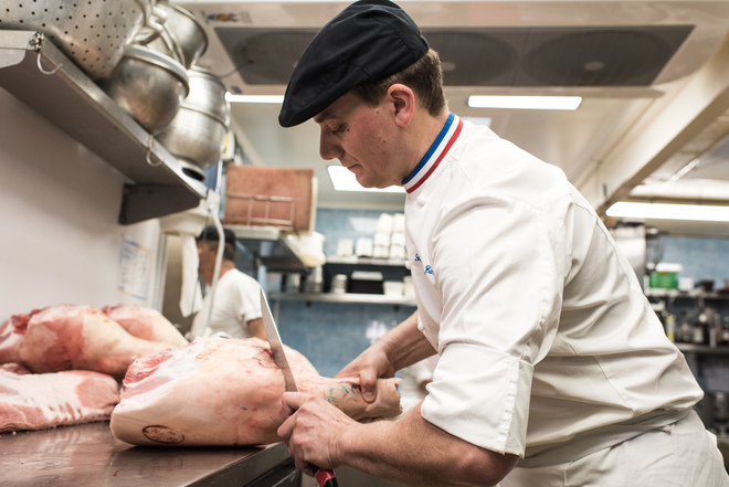 Découpe de pièces de viande par un charcutier traiteur