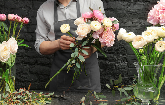 MOF fleuriste entrain de confectionner un bouquet