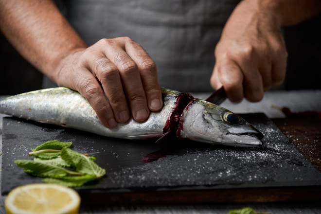 Découpe de la tête d'un poisson