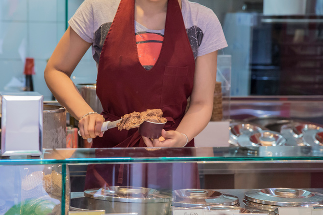 Glacier prépare une glace pour un client