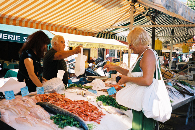 Poissonnier sert une cliente