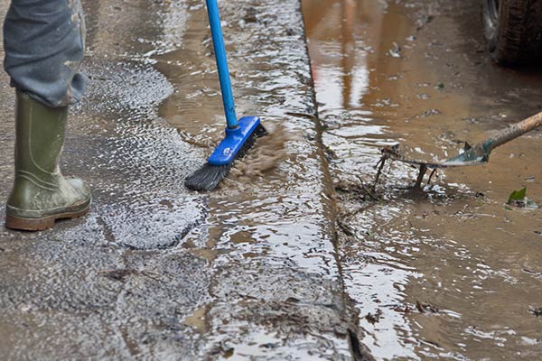 Nettoyage d'une route inondée