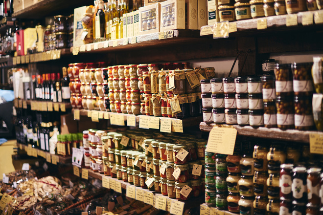 Rayon de condiments et de sauces dans une épicerie