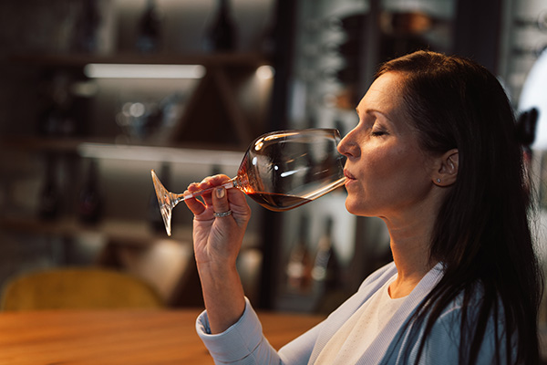 Femme boit un verre de vin