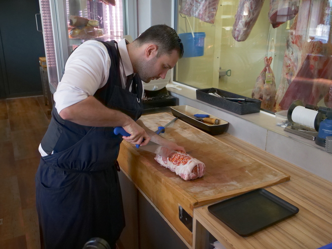 Découpe d'un rôti par le boucher